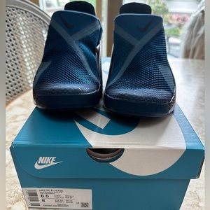 New in Box Nike Go Flyease men’s 6.5 women’s 8